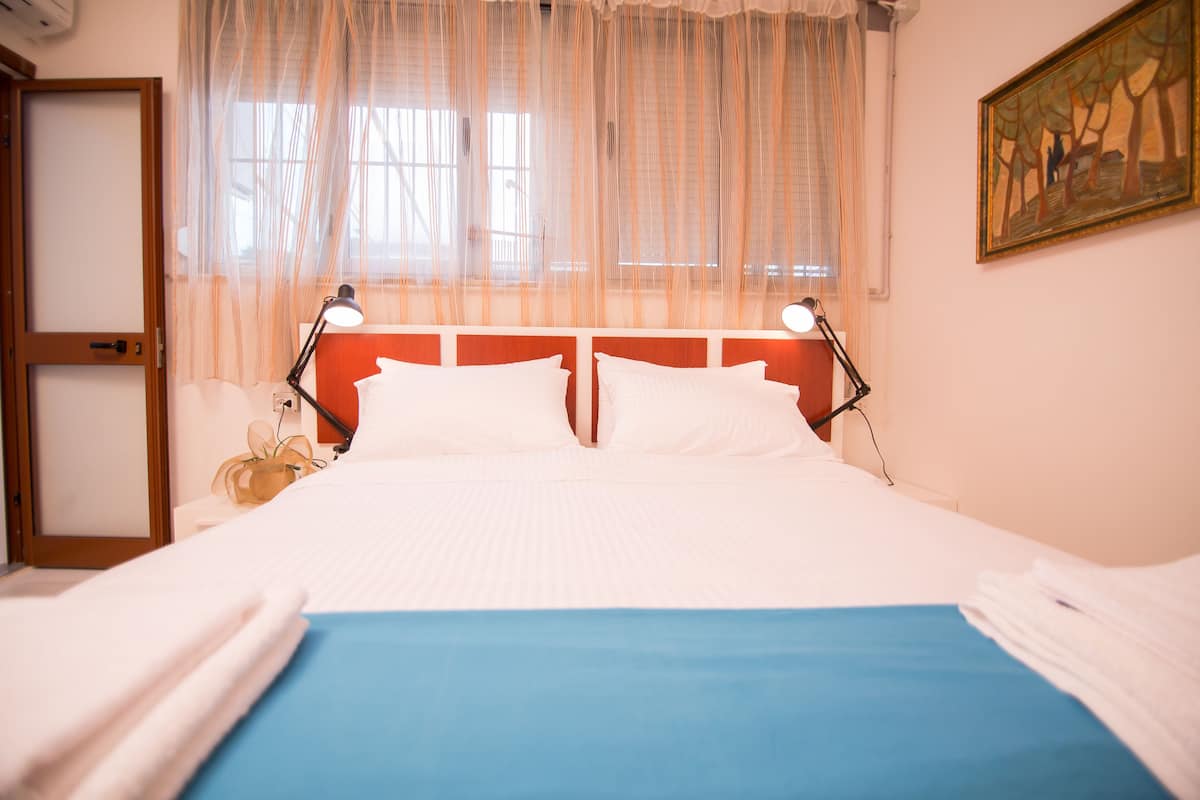 Comfort Double Room | Meja, langsir/tirai gelap terus, kalis bunyi, seterika/papan seterika