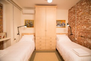 Tomannsrom | Skrivebord, blendingsgardiner, lydisolert og strykejern/-brett