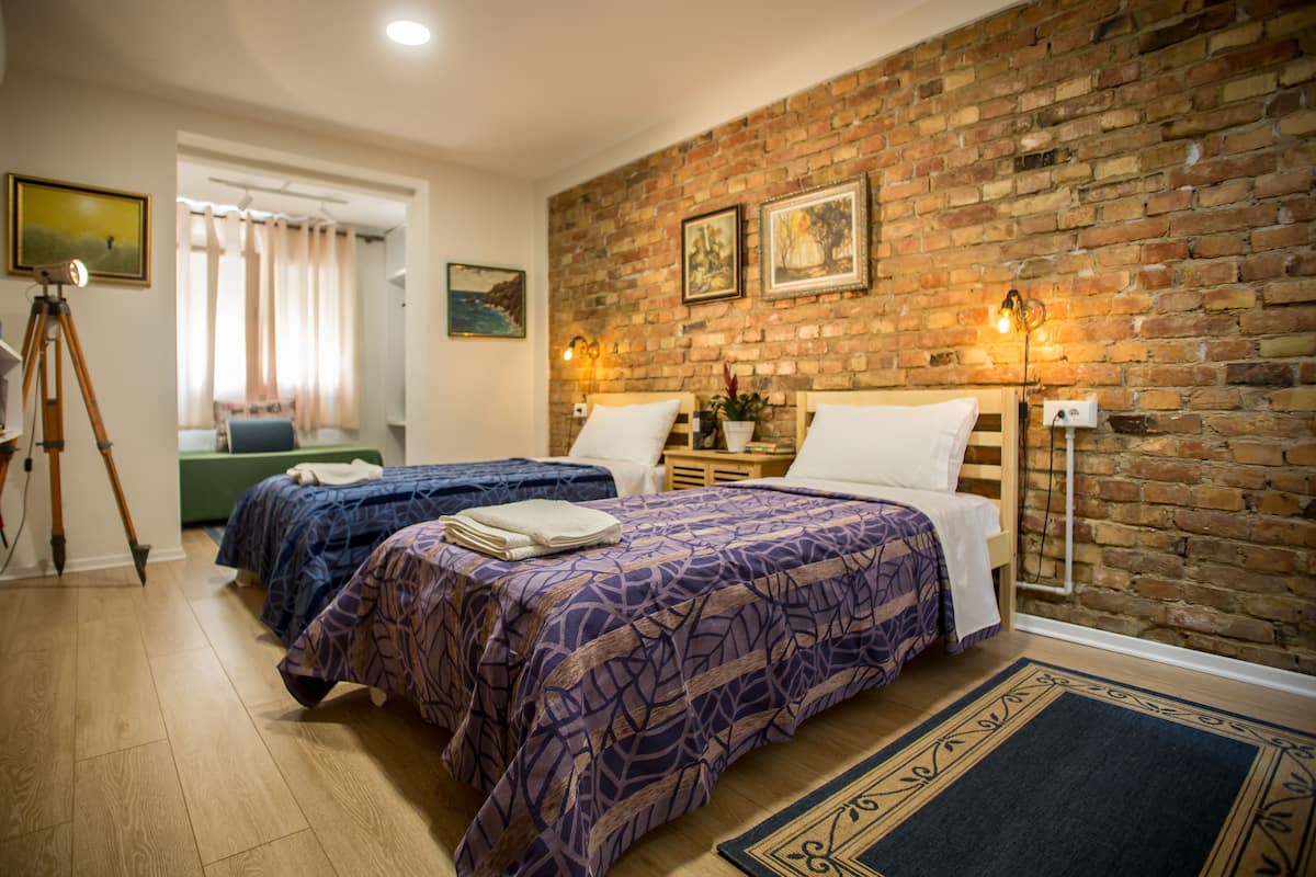 Habitación superior con 2 camas individuales, vista al jardín | Escritorio, cortinas blackout y insonorización