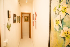 Comfort tweepersoonskamer | Een bureau, verduisterende gordijnen, geluiddichte muren