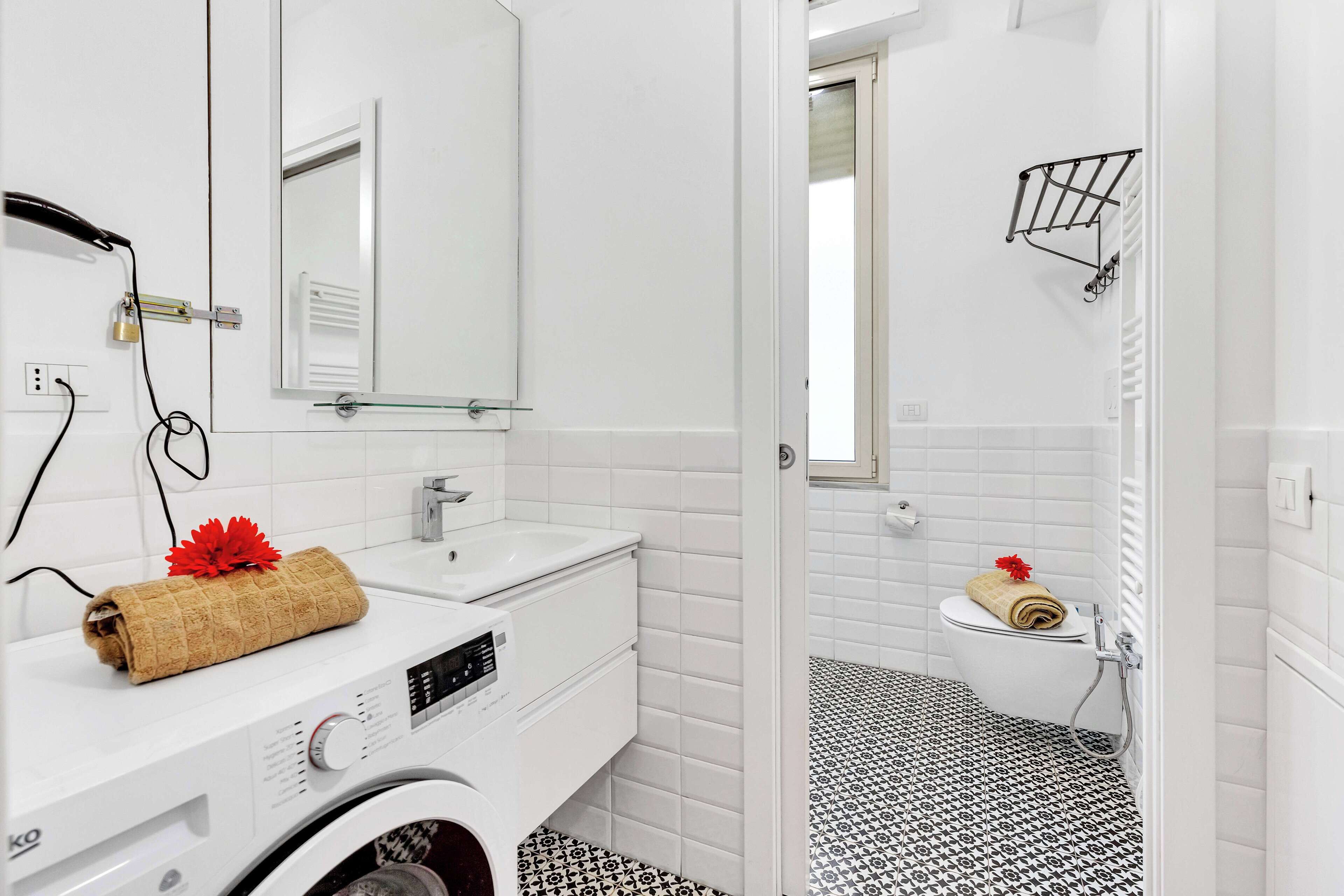 Apartamento familiar | Baño | Ducha, secador de pelo, bidé y toallas