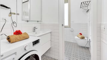 Apartamento familiar | Baño | Ducha, secador de pelo, bidé y toallas