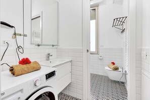Familienapartment | Badezimmer | Dusche, Haartrockner, Bidet, Handtücher