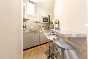 Apartamento, 2 quartos | Opções para refeição no quarto