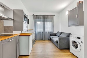 Departamento Confort | Área de sala de estar | Televisión de pantalla plana 