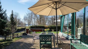 Deluxe-Studio, Strandnähe | Terrasse/Patio