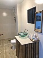 Shower, free toiletries, towels