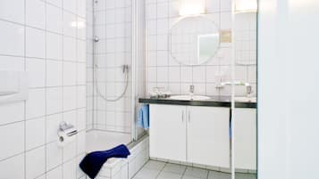 Single Room | Bathroom | Shower, free toiletries, hair dryer, towels