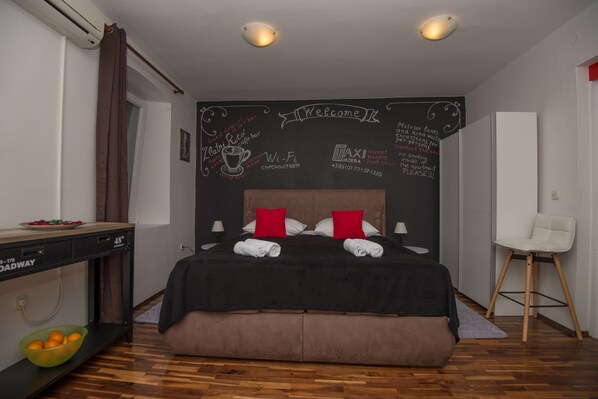 Deluxe Studio (1) | Soundproofing, free WiFi, bed sheets