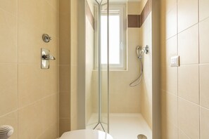 Studio | Bathroom | Shower, bidet, towels, toilet paper