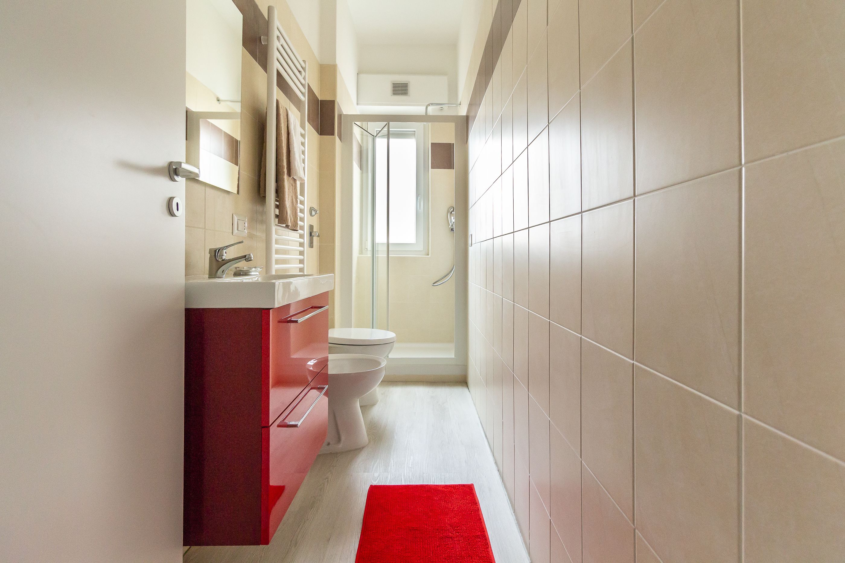Studio | Bathroom | Shower, bidet, towels, toilet paper