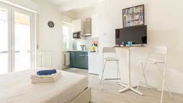 Studio | Living area | Flat-screen TV