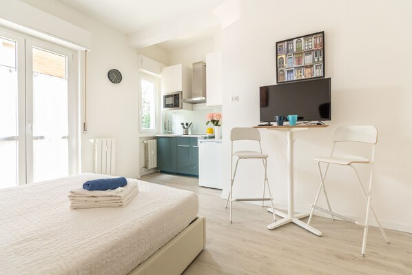 Studio | Living area | Flat-screen TV