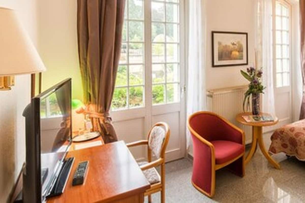 Eenpersoonskamer | Een bureau, gratis wifi, beddengoed