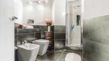 Maisonette, 2 Schlafzimmer (Porta Romana M3) | Badezimmer | Dusche, Bidet, Handtücher, Seife