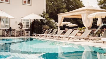 Piscine couverte, piscine extérieure, parasols de plage, chaises longues