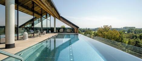 Inomhuspool, utomhuspool, parasoller och solstolar