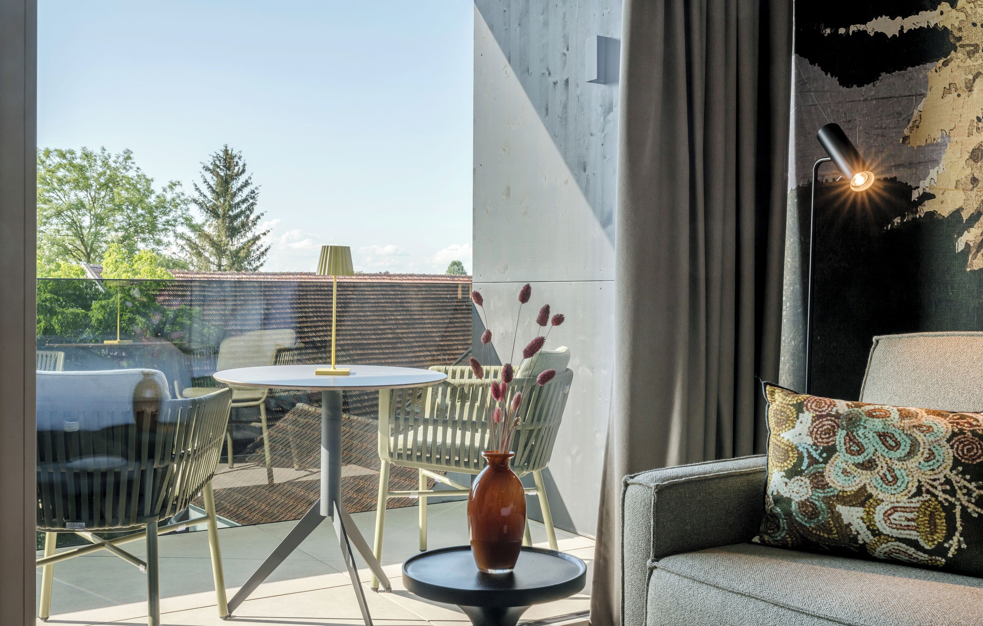 deluxe double room, 1 queen bed | 1 bedroom, hypo-allergenic bedding, minibar, in-room safe