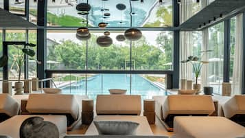 Piscina interna, piscina externa, funciona das 7h às 22h, guarda-sóis