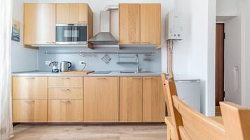 Apartment, 1 Schlafzimmer | Eigene Kochnische | Kühlschrank, Herdplatte, Wasserkocher, Kochgeschirr/Geschirr/Besteck