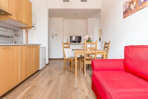 Apartment, 1 Schlafzimmer | Wohnbereich | Flachbildfernseher
