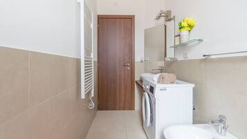 Apartment, 1 Schlafzimmer | Badezimmer | Dusche, Bidet, Handtücher