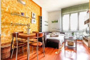 Appartamento, 1 camera da letto | Area soggiorno | TV a schermo piatto