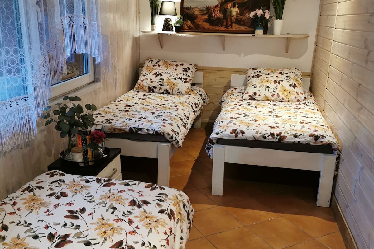 Casa de ciudad senior, varias camas, para no fumadores (Przy Ognisku ) | 1 habitación, tabla de planchar con plancha, wifi gratis y ropa de cama