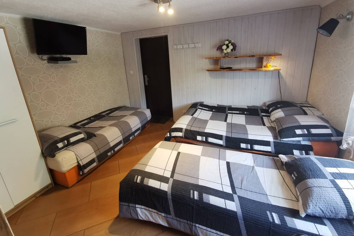 Habitación triple, varias camas, para no fumadores (nr 1) | 1 habitación, tabla de planchar con plancha, wifi gratis y ropa de cama