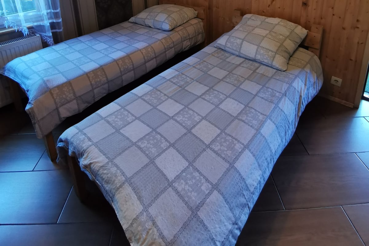 Habitación cuádruple, varias camas, para no fumadores (nr 2) | 1 habitación, tabla de planchar con plancha, wifi gratis y ropa de cama