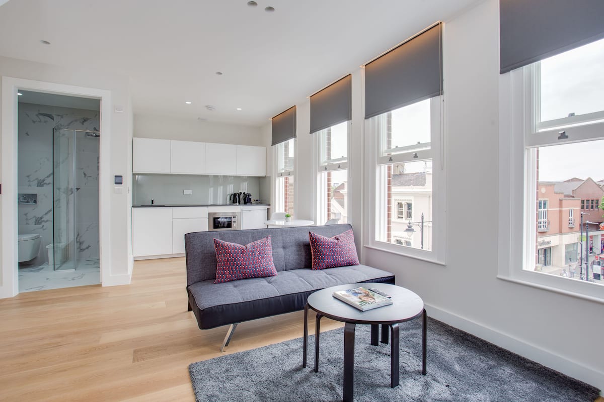 One Bedroom Apartment | Oppholdsrom | En 142-centimeters Flatskjerm-TV med kabel-kanaler samt TV