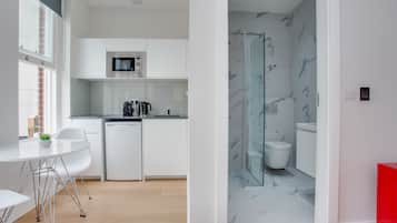 Studio Apartment | Salle de bain | Douche, douche à « effet pluie », articles de toilette gratuits
