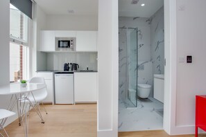 Studio Apartment | Bathroom
