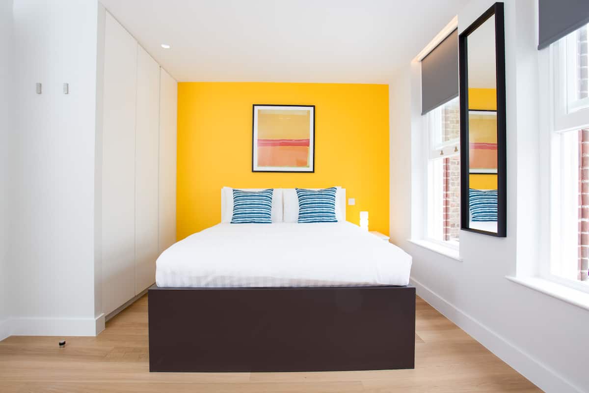 Studio Apartment | Allergitestet sengetøy, blendingsgardiner og strykejern/-brett