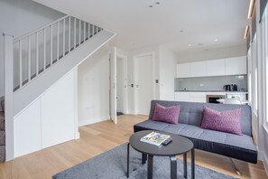 One Bedroom Apartment | Oleskelualue | 142–senttinen taulutelevisio, jossa kaapelikanavat