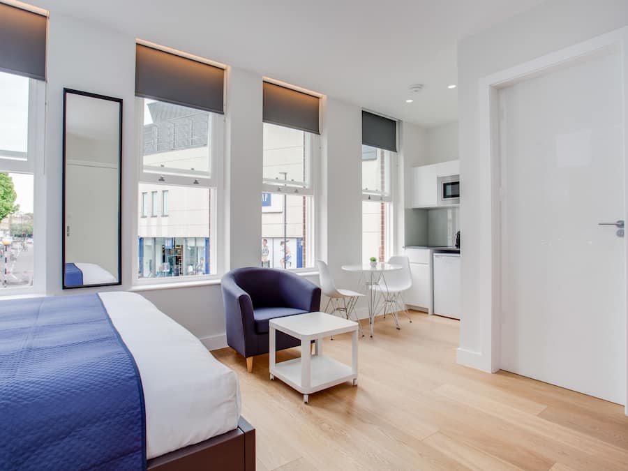 Studio Apartment | Ropa de cama hipoalergénica, muebles diferentes y cortinas blackout