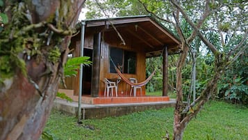 Cabaña de diseñador, vista al jardín | Caja de seguridad en la habitación, cortinas blackout y wifi gratis 