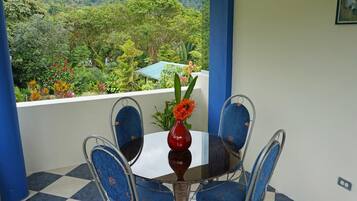 Business-Doppelzimmer | Essbereich im Zimmer