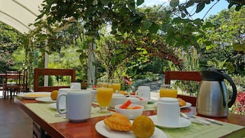 Petit-déjeuner complet compris tous les jours