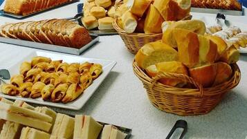 Café da manhã com buffet grátis todos os dias