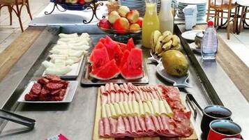 Café da manhã com buffet grátis todos os dias