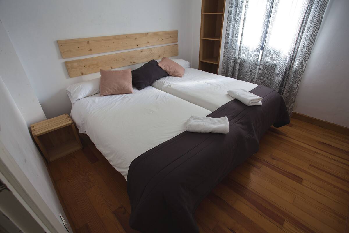 Twin Room, Shared Bathroom | Bed sheets