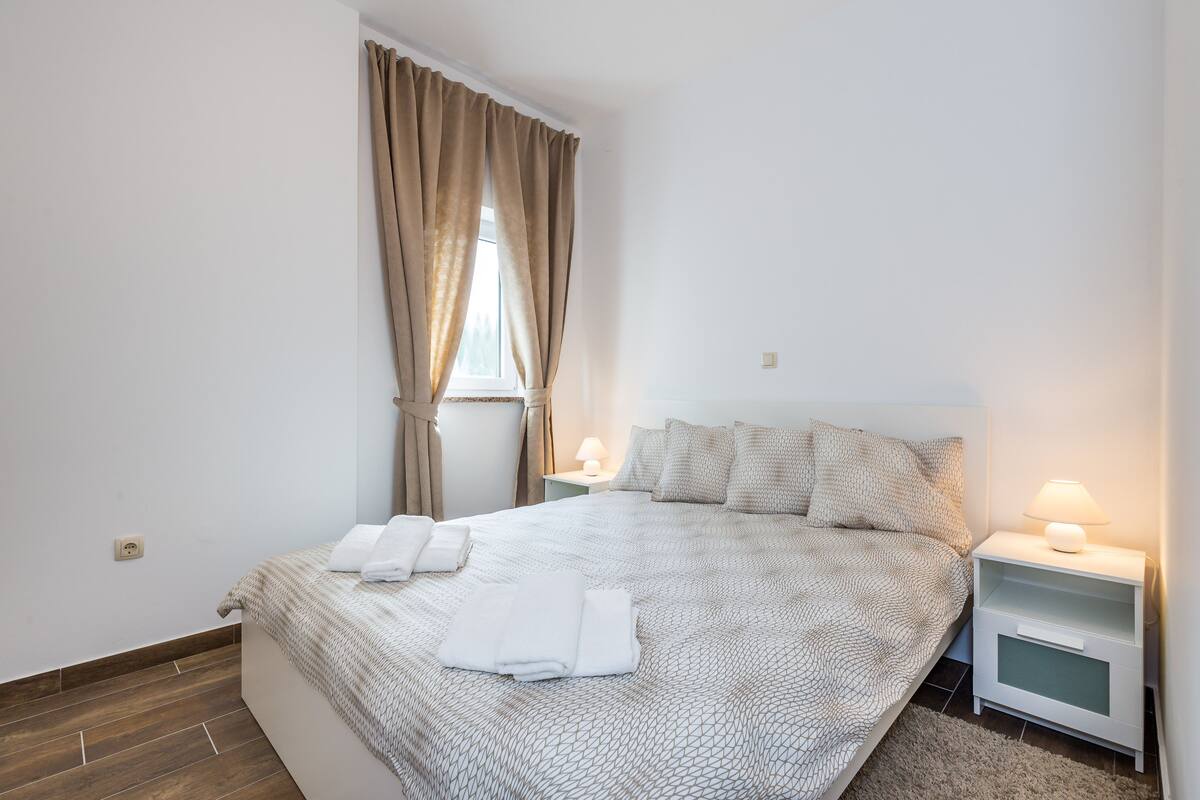 Hochwertige Bettwaren, Verdunkelungsvorhänge, schallisolierte Zimmer