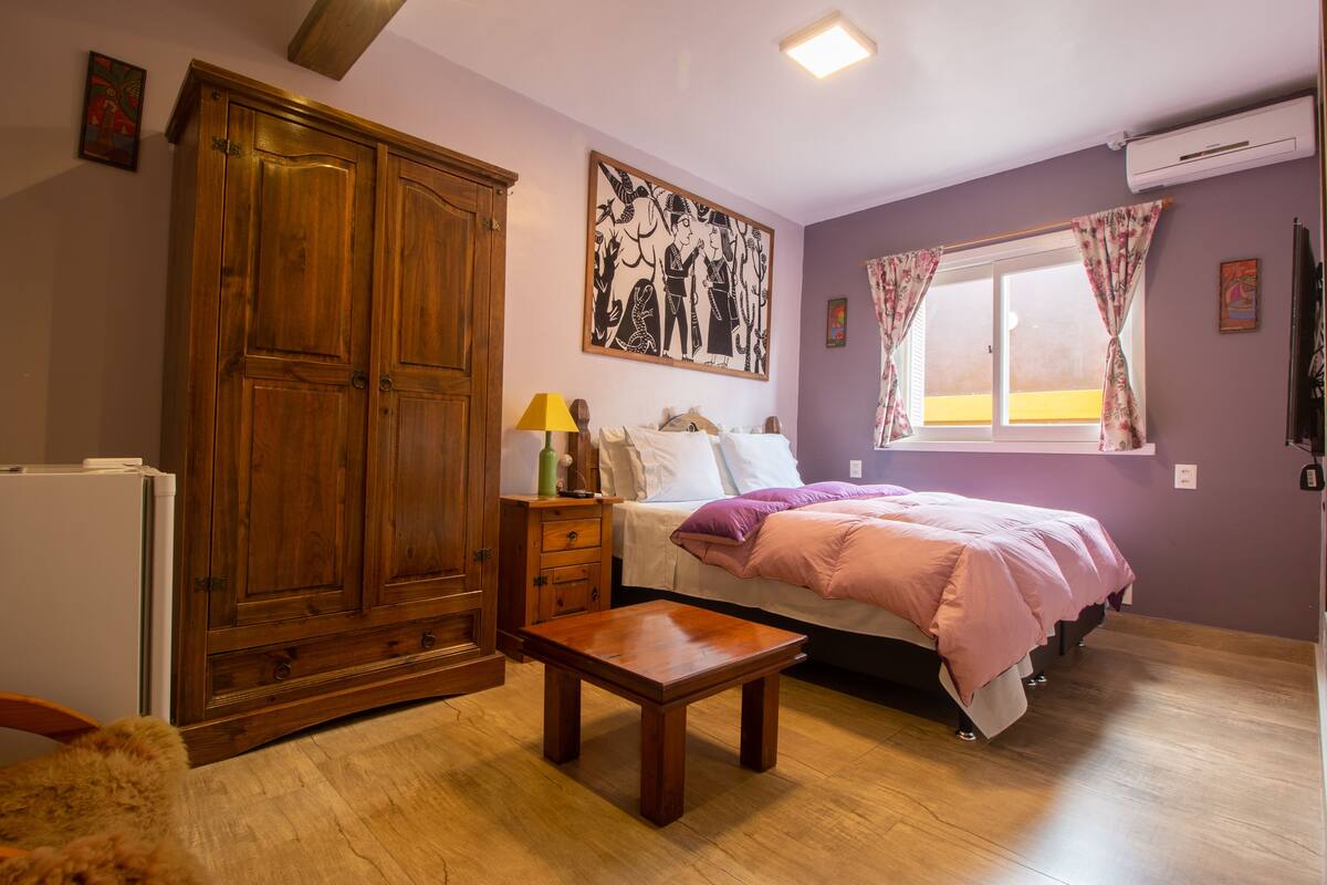 Minibar, cortinas blackout, tabla de planchar con plancha y wifi gratis