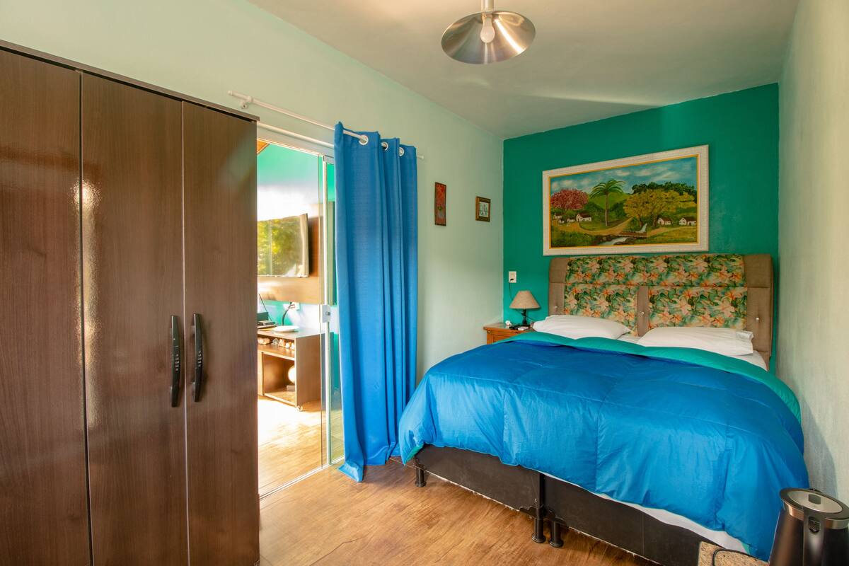 Minibar, cortinas blackout, tabla de planchar con plancha y wifi gratis
