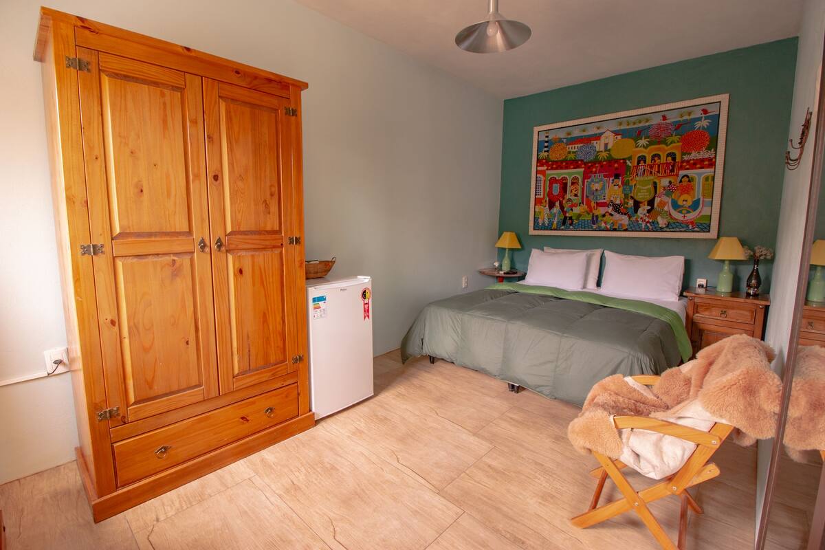 Minibar, cortinas blackout, tabla de planchar con plancha y wifi gratis
