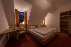 ダブルルーム | 高級寝具、羽毛の掛け布団、ミニバー、セーフティボックス (室内)