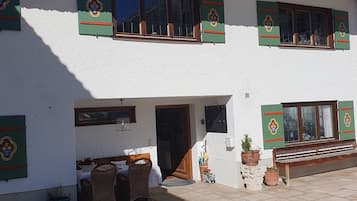 Vista frontal de la propiedad