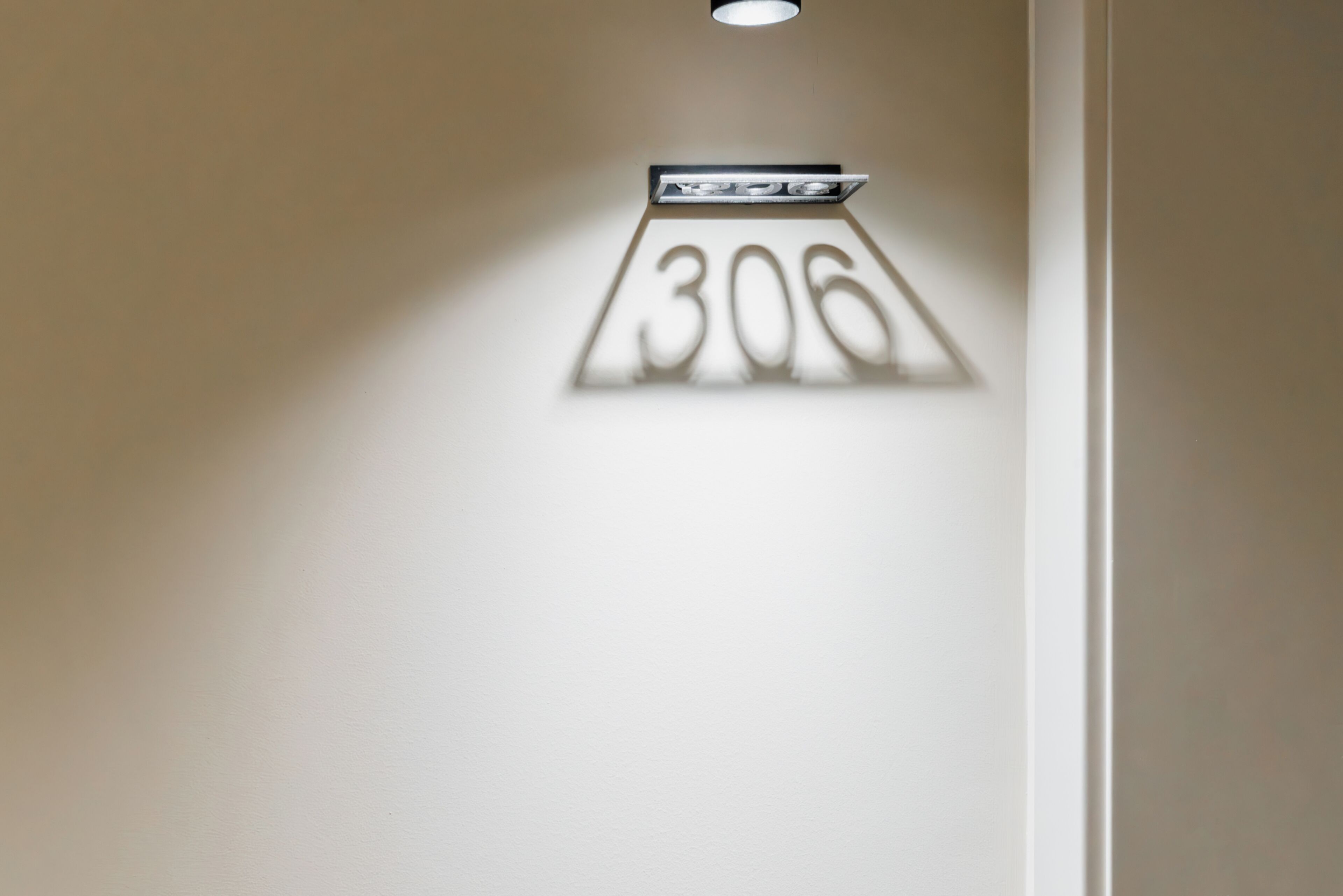 Un letrero en la pared con el número 306, que indica una habitación o un lugar.