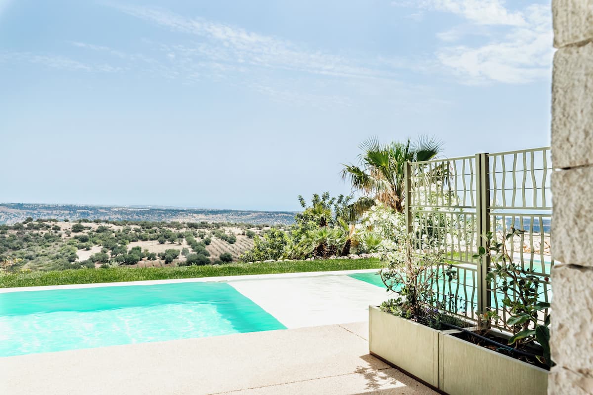 Una piscina con vistas a un paisaje montañoso.
